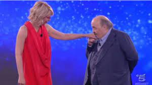 Le trasmissioni di maggior successo sono tutte affidate a lei, oppure prodotte dalla sua casa di produzione, ossia la fascino. Com E La Casa Di Maurizio Costanzo E Maria De Filippi