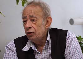 Τολμά να πλησιάσει ένα μέγιστο ελληνικό ταμπού και να μιλήσει θαρραλέα για το «άγιο όρος». Mdmv Yvyqo6wvm
