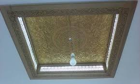 Pensez aussi à un éclairage ambient aménager un salon moderne de style marocain, c'est aussi l'occasion d'exposer les objets de déco qu'on a collecté lors de ses voyages en afrique du nord ! Faux Plafond Decoratif Moderne Ou Traditionnel Plafond Bois Plafond Decoration Plafond