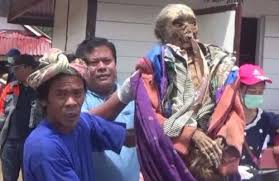 Kesimpulannya , dalam setiap kaum mahupun tradisi mempunyai adat kematian yang tersendiri. 9 Upacara Pemakaman Di Indonesia Nomor 6 Tergolong Ekstrem Okezone Nasional
