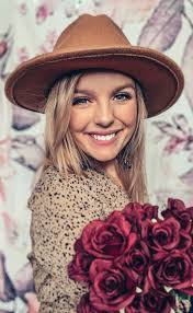 Robyn Warren's Instagram, Twitter & Facebook