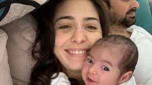 Caucasian female with brown hair and brown eyes. Reporter Cinthia Toledo Celebra O Primeiro Mes Do Filho E Faz Revelacao