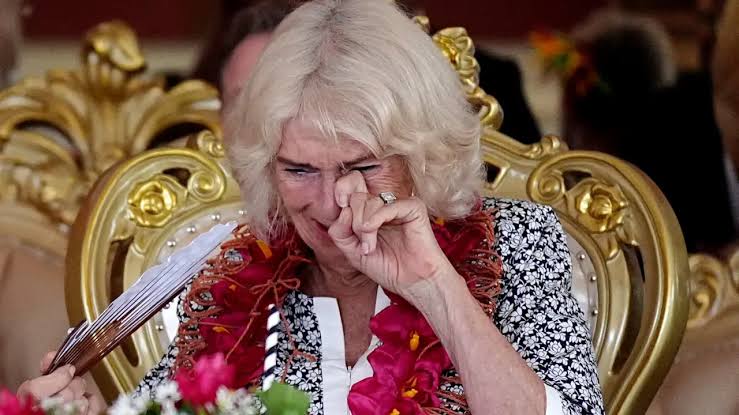 La reina Camilla sufre un desagradable percance en uno de sus ojos durante  su viaje en Australia