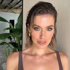 Samantha Coles's Instagram, Twitter & Facebook