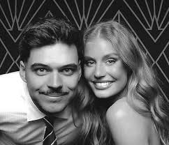 Á hậu Hoàn vũ 2023 trông nhỏ bé trước bạn trai cao 2,11 m