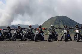 Jika kamu bosan dengan tempat kamu bisa mengunjungi objek wisata mana saja yang kamu suka, namun pada umumnya wisatawan yang berwisata ke bromo ingin melihat sunrise atau sunset. Gunung Bromo Kena Car Free Month Kendaraan Bermotor Dilarang Melintas Hingga 25 Februari 2020 Gridoto Com