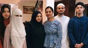 Abdul fattah bin mohd amin (born 14 september 1990) is a malaysian actor and singer. Keluarga Neelofa Pula Di Ser4ng Kerana Ini Nama Fattah Pun Di Petik Mykmu Net