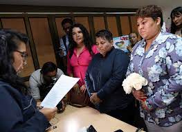La corte constitucional de ecuador dio paso al matrimonio civil igualitario en el ecuador este miércoles, al resolver dos casos de consulta de norma presentada por la corte provincial de pichincha referente a las parejas: Celebran Primer Matrimonio Gay En Ecuador