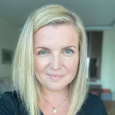 Jennifer Rolfe's Instagram, Twitter & Facebook