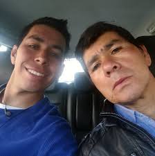 Rosa Fuego y Hielo Como un renombrado jardinero, permítanme presentarles la  Rosa Fuego y Hielo, una maravilla de la naturaleza que cautiva con sus  dramáticas flores. Los pétalos rojos y naranjas ardientes,