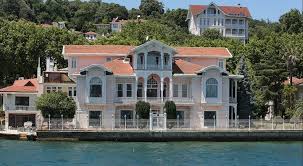 Yani 2018 yılı itibari ile 51 yaşındadır. Bogaz In Incisi Kiskandiran 33 Istanbul Yalisi Ve Bazilarinin Hic Imrenilmeyecek Hikayeleri Listelist Com