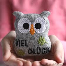 Hier geht es zum kostenlosen schnittmuster für die schlafmaske: Viel Gluck Eule Ursula Eine Eule Ith Stickdatei Von Stickdesign Kerstin Bremer Good Luck Owl Stofftiere Nahen Schnittmuster Maschinenstickmuster Eulen Nahen