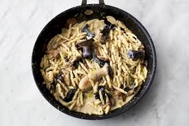Jamie Oliver S 5 Ingredient Garlic Mushroom Pasta Recipe Quick Easy Recipe Jamie Oliver 5 Ingredients Jamie Oliver Recipes Mushroom Recipes Pasta