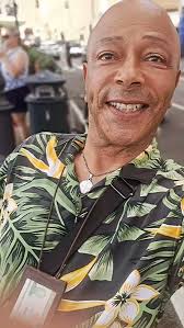 Taormina É uma cidade montanhosa na costa leste da Sicília. Está localizado  perto de Mount Etna, um vulcão ativo com caminhos que atingem o topo. A  cidade é conhecida pelo antigo teatro