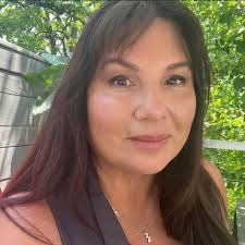 Who are recommended interior decorators or designers?