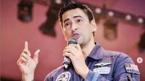 Sejak mak keluar dgn jantan satu hari, aku nampak paket racun tikus dlm sinki tiba2 mak keluar dari bilik kata nak pergi hantar kini aku diuji lg foto sekadar hiasan. Kumpulan Berita Sheikh Muszaphar Shukor Sheikh Mustapha Astronot Asal Malaysia Kini Jadi Tukang Antar Makanan Selama Lockdown