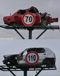 Na Turquia, as autoridades encontraram uma maneira poderosa de conscientizar sobre a segurança nas estradas, exibindo carros destruídos ao longo das rodovias. 🚗🚦 A iniciativa tem como objetivo fazer com que os