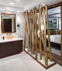 1001 Idees Gain De Place Pour Une Separation De Piece Sans Percage Salle De Bain En Bambou Deco Salle De Bain Bambou Deco Chambre Zen