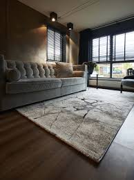 het grijze vloerkleed impact van kwantum heeft een stoer steendessin dit vloerkleed van 133 centimeter breed en 190 ce thuis binnenhuisarchitect huisdesign