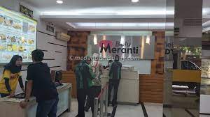 Persoalan logo halal pada kemasan produk bolu meranti belum mendapat keterangan resmi dari pemilik hingga saat ini. Soal Polemik Sertifikat Halal Bolu Meranti Ini Tanggapan Lppom Mui Sumut Industri Perdagangan Medanbisnisdaily Com