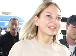 This is the sia that we've grown used to. Sia S Face Reveals Incredibly Youthful Look Photos