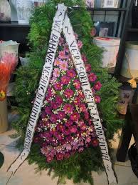 Mesaje condoleante si anunturi decese. Cum Alegem O Coroana FunerarÄƒ Expresii Florale