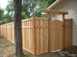 Looking For Privacy Fence Ideas Wether You Re Building Your Own Fence Or Having Fence Panels Privacy Fence Landscaping Privacy Fence Designs Diy Privacy Fence