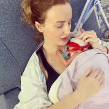 Mulher descobre cancro fatal no dia do parto. Deram-lhe 3 semanas de vida  mas celebrou primeiro aniversário da filha