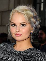 The Best Celebrity Beauty Looks This Week Emmanuelle Chriqui S Rose Gold Eyeshadow And More Celebrity Beauty Beauty Underlights Hair