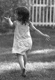 playing in the rain eu amo a chuva dancando na chuva fotografia de chuva