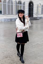 Outfit Mit Weissem Faux Fur Mantel Schwarzem Rock Und Overknee Strumpfen Outfit Modestil Outfit Inspirationen