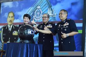 Ketua polis kuala lumpur datuk amar singh ishar singh berkata, seorang anggota polis, yang kemudiannya dikenalpasti sebagai berpangkat lans koperal ditahan. Bernama Twitterissa Ketua Polis Kuala Lumpur Datuk Seri Mazlan Lazim Melakukan Gimik Pelancaran Unit Polis Pelancong Sempena Tahun Melawat Malaysia 2020 Di Ibu Pejabat Polis Kontinjen Kuala Lumpur Visitmalaysia2020 Https T Co Ast5nik5ei
