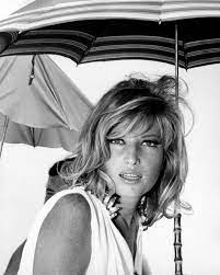 Come una donna apparentemente fuori dai canoni del suo tempo riuscì a diventare il più affascinanante di tutti i colonnelli della commedia italiana. Summer Hair Inspiration For Throwback Thursday Actress Monica Vitti S Bob Vogue Vogue