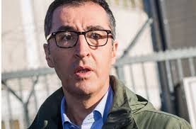 .cem özdemir, sohn anatolischer gastarbeiter aus urach, erzieher, sozialpädagoge, frisch gekürter parteivorsitzender der grünen, nicht nur träger sagenhaft ausrasierter superschwäbischer. Wegen Coronavirus Zu Hause Wie Cem Ozdemir Mit Der Corona Quarantane Umgeht Politik Stuttgarter Nachrichten