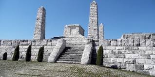 Mohyla je vyvrcholením pamätníkovej tvorby architekta dušana jurkoviča, predstavuje jeden zo skutočných vrcholov pamätníkovej monumentálnej tvorby. Mohyla M R Stefanika ZÄ¾avadna