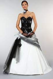Robe De Mariee Bustier Ivoire Et Noire D Occasion Robe De Mariee Robe De Mariee Coloree Robe De Mariee Noire