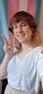 Guessing the author's age with comments and reactions