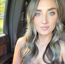 Amber Bronson's Instagram, Twitter & Facebook