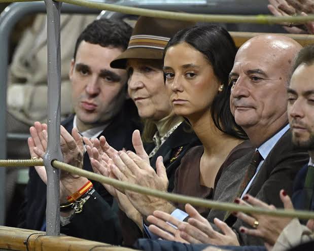 La infanta Elena, sonrisas y confidencias con Froilán en su regreso a  España ante una seria Victoria Federica - Infobae