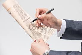 Di malaysia terdapat banyak surat khabar yang diterbitkan seperti berita harian, china press, dan new straits times. 580000 Lelaki Lelaki Lelaki Membaca Membaca Surat Khabar Tangan Gambar Unduh Gratis My Lovepik Com