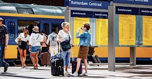 Vanaf 1 oktober oa uitbreiding mondkapjesplicht, horeca vanaf 22.00 uur gesloten en minder publiek in voetbalstadions. Mondkapje Werd Laat Verplicht En Vroeg Gedumpt Nrc