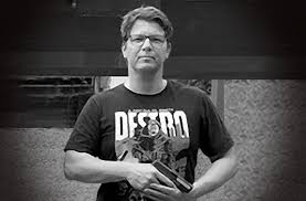 O secretário especial da cultura, mario frias, anda e despacha armado no ambiente de trabalho, deixando a arma visível na cintura.a informação, publicada inicialmente pela folha de s.paulo, foi confirmada por splash por três fontes que frequentam a secretaria. Secretario Especial Da Cultura De Bolsonaro Mario Frias Anda Armado Grita E Assusta Servidores
