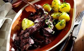 Coelho Com Vinho Portugiesisches Kaninchen In Rotwein Rezept Rezept Lebensmittel Essen Rezepte Einfache Gerichte