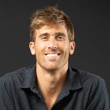 מטורף. אין לי מילה אחרת. והנה הסיפור: אחי ואחיותי מ״אחים לנשק״ וממחאת  ההייטקיסטים ביקשו שאקפוץ למרכז הלוגיסטי שלהם באקספו. בשביל מה אני צריך לבוא  לשם, שאלתי, אתם לא צריכים לשכנע אותי בכלום.