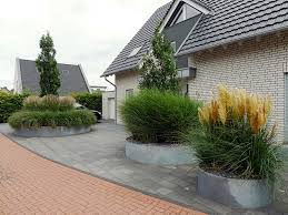 Im gartenratgeber von garten schlüter finden sie viele informationen rund um das thema pflanzen und pflege von gartenpflanzen wie z.b. Moderner Vorgarten Mit Grasern Und Stahl