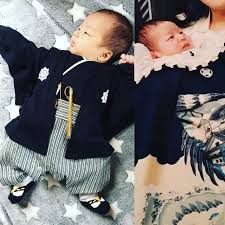 左が仁 右が岳 父に似すぎꉂꉂ お宮参り用の袴ロンパース 届いたので着せてみた 悶えた 洋装より和装が似合うのは 最初からわかっていたけど 素敵です 仁さん 生後1ヶ月 男の子のママ お宮参りコーデ 袴ロンパース 和装 親バカ 赤ちゃん 袴