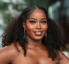 Lisette Williams's Instagram, Twitter & Facebook