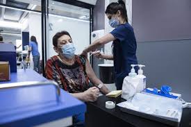 חברי הצוות לטיפול במגיפות המליצו על מתן מנה נוספת, אך לא הגיעו להסכמה על הגיל ממנו יומלץ להתחסן, והסוגיה תוכרע בדיון נוסף. For The First Time In Months Israel Sees Over 11 000 Active Covid Cases