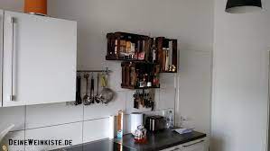 drei weinkisten hangend an wand in kuche weinkisten hangeregale obstkisten mobel