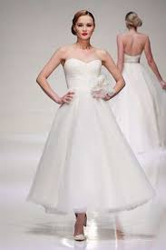 Christian dior nel 1947 ridefinisce la silhouette femminile conferendole uno stille meno austero e più sbarazzino rispetto ai. Abiti Da Sposa Anni 50 Foto Stylosophy